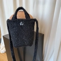 Mini borsa in peluche nera con filato metallico e bottone a quadri stile invernale - Nero Scintillante (Con Glitter)