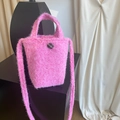 Mini borsa in peluche rosa acceso con bottone a scacchi e tracolla per uso versatile - Rosa