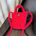 Mini borsa in peluche rossa con morbida consistenza e dettaglio bottone a quadri alla moda - Rosso