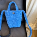 Sac à bandoulière en peluche bleu vif avec des sangles épaisses et un fermoir à carreaux - Bleu