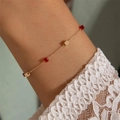 Cadena minimalista dorada con cuentas de cubo rojo sobre mano con manga de encaje - Oro y Rojo (17034-A-rojo)