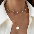 Détail d'un collier doré à trois rangs orné de perles et d'un pendentif disque élégant - Minimaliste Or + Plaque Ronde Perle (30519-nek-G)