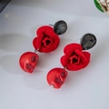 Détail de boucles d'oreilles gothiques avec têtes de mort rouges, roses et gemmes noires - Boucles d'oreilles pierre noire rose rouge crâne rouge (26960-red)