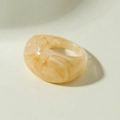 Anillo cuadrado de acrílico minimalista con patrón de mármol crema y acabado pulido - Estilo de Cúpula Ancha (31765) / Amarillo Transparente
