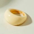 Anillo grueso de acrílico crema con textura de mármol ámbar, diseño cuadrado redondeado - Estilo de Cúpula Ancha (31765) / Beige