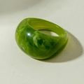 Anillo grueso de acrílico verde translúcido con textura de mármol blanco chic - Estilo de Cúpula Ancha (31765) / Verde