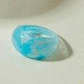 Anillo minimalista de acrílico con textura jaspeada azul y blanca en resina - Estilo de Cúpula Ancha (31765) / Azul