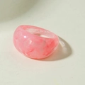 Anillo de resina acrílica jaspeada rosa con diseño cuadrado y redondeado - Estilo de Cúpula Ancha (31765) / Rosa