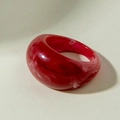 Anillo ancho de acrílico rojo con textura de mármol blanco y acabado brillante - Estilo de Cúpula Ancha (31765) / Rojo