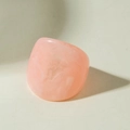 Anillo de resina rosa con textura de mármol, diseño de cúpula y acabado acrílico - Estilo Simple de Perfil Grande (31764) / Rosa