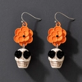 Halloween-Ohrhänger mit orangen Kunstharzblumen und weißen Totenköpfen mit Rosen-Details - Orangefarbene Blume Weißer Totenkopf Ohrhaken (20177)