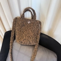 Sac à main en peluche marron effet mouton avec bandoulière et bouton à carreaux chic - Marron