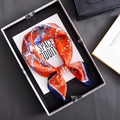 Foulard en soie orange chic avec pois bleus et fleurs dans un coffret cadeau luxe - Totem Rouge / 70cm x 70cm