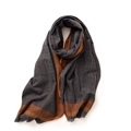 Écharpe pied-de-poule avec rayures orange et franges en maille de qualité - Grille noire avec bord orange
