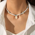 Detalle de collar de conchas con cuentas blancas, toques azules y dijes de estrellas - Estilo de Concha de Estrella de Mar Blanca (26387-white)