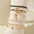 Detalle de un set de 5 tobilleras boho con conchas naturales y cuentas tejidas - Estilo caracola y vieira blanco y negro de 5 piezas (31497-ank-G-EP)
