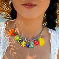 Dettaglio della collana a catena d'argento con ciondoli colorati Y2K e dinosauri - Collana multipendente stile Y2K Sweet Cool (27086-silver)