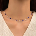 Collar gargantilla dorado con colgantes de cristal azul y transparente en modelo - Cuadrado Oro y Azul (23810-azul)