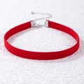 Gothische rode fluwelen choker ketting met verstelbare zilveren gesp en verlengketting - Fluwelen Minimalistisch Stijl (19027) / Rood
