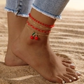 Detailansicht eines 4-teiligen Kirsch-Fußkettchen-Sets mit roten Perlen am Strand - Rote Glasperlen Kirsch 4-teiliges Set (15680-A-red)