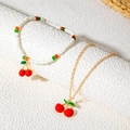 Detailansicht des Sets aus Perlenarmband und Goldkette mit roten Kirsch-Anhängern - Weiße Rundperlen Kirsch 2-teiliges Set (31063-ank-G-EP)