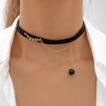 Gothic zwarte fluwelen choker met gouden ketting, zwarte kraal en bladbedeltje met kristallen - Gouden Blad Rhinestone Hanger Stijl (25122) / Zwart