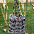 Schwarze Tragetasche mit floraler Stickerei, Spitzenbesatz und Slogan-Detail - Schwarz Hohle Blume Schultertasche