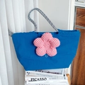 Detail der blauen Lunch-Tasche mit rot-karierter Blume und geflochtenem Griff - Blau