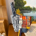 Borsa tote in denim bohémien con nappe e patchwork etnico colorato su tavolo legno - Borsa Patchwork con Frange Blu Scuro