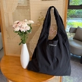 Grand sac fourre-tout en nylon noir avec lettrage Camellia et design minimaliste - Sac à bandoulière noir avec imprimé lettres CAME