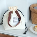 Bolsa de lona con cordón para almuerzo, asas marrones y etiqueta sobre mármol - Bolsa Bento Beige Bloque de Color