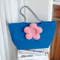 Borsa termica blu Klein con fiore a scacchi rossi e manici geometrici intrecciati - Blu