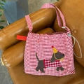 Rote karierte Canvas-Umhängetasche mit Dackel-Stickerei und weißem Kordelzugverschluss - Roter Gingham-Hund mit Hut-Design