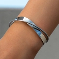 Brazalete minimalista de plata entrelazado con tres capas de bandas metálicas geométricas - Plata (22240-silver)