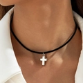 Gothic zwarte fluwelen choker ketting met gepolijste zilveren kruis hanger voor dames - Zilveren Kruis Hanger Stijl (21354) / Zwart