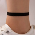 Zwarte fluwelen choker in gotische stijl gedragen als een minimalistische, stijlvolle enkelband - Gematteerd Minimalistisch Enkelbandje Stijl (24242) / Zwart