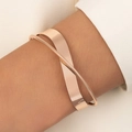Brazalete cruzado en oro rosa con banda plana pulida y anillo redondo fino moderno - Oro Rosa (22240-rose gold)