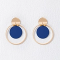 Detalle de pendientes de círculo dorado con aro grande y colgante redondo azul mate - Azul