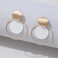 Detalle de pendientes geométricos con aro dorado y colgante circular blanco puro - Blanco