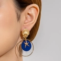 Detalle de pendiente náutico de concha dorada con estrella de mar azul en modelo - Estilo Azul Estrella de mar Círculo Concha