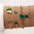 Gros plan d'un ensemble de bracelets bohèmes dorés avec pierres vertes et papillon blanc - Ensemble Quatre Pièces Bohème Vert (23561-gold)