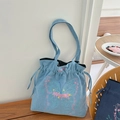 Denim tas met trekkoord en kleurrijk vlinderborduurwerk met een ketting handvat - Lichtblauw