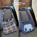 Wende-Einkaufstasche mit Karomuster und Elefantenprint sowie Hornknopf-Verschluss - Blau-Kaffee Karierte Elefanten-Wollumhängetasche