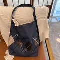 Borsa tote in denim blu scuro con patchwork trapuntato e ampi spallacci regolabili - Denim Scuro con Ricamo Argyle