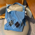 Borsa a tracolla in denim blu con cuciture a rombi e un grazioso ciondolo a forma di cane - Denim Chiaro con Ricamo Argyle
