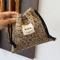 Detail-Ansicht: Leopard-Print Beutel aus weichem Samt mit Kordelzug und gewebtem Etikett - Kordelzugbeutel / Khaki Leopard