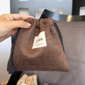 Detailaufnahme der Kordelzugtasche mit Leopardenmuster und weicher Samtstruktur - Kordelzugbeutel / Brauner Leopard