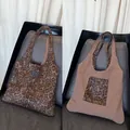 Dettaglio della borsa reversibile con stampa leopardata che mostra entrambi i lati - Borsa Reversibile Leopardata Marrone