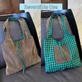 Dettagli della borsa tote reversibile in pelle scamosciata marrone e tessuto a quadri - Borsa Reversibile a Quadri Verde Caffè Scuro