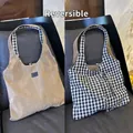 Dettaglio borsa shopper reversibile in camoscio kaki e classico motivo a quadri bianchi e neri - Borsa Reversibile a Quadri Cammello Nero